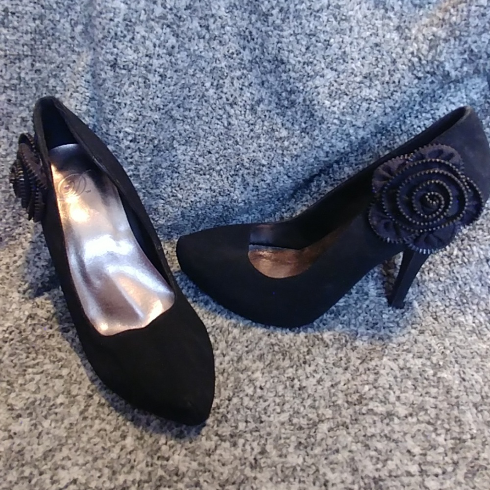 Black Heels with Flower Accent, size 7 1/2